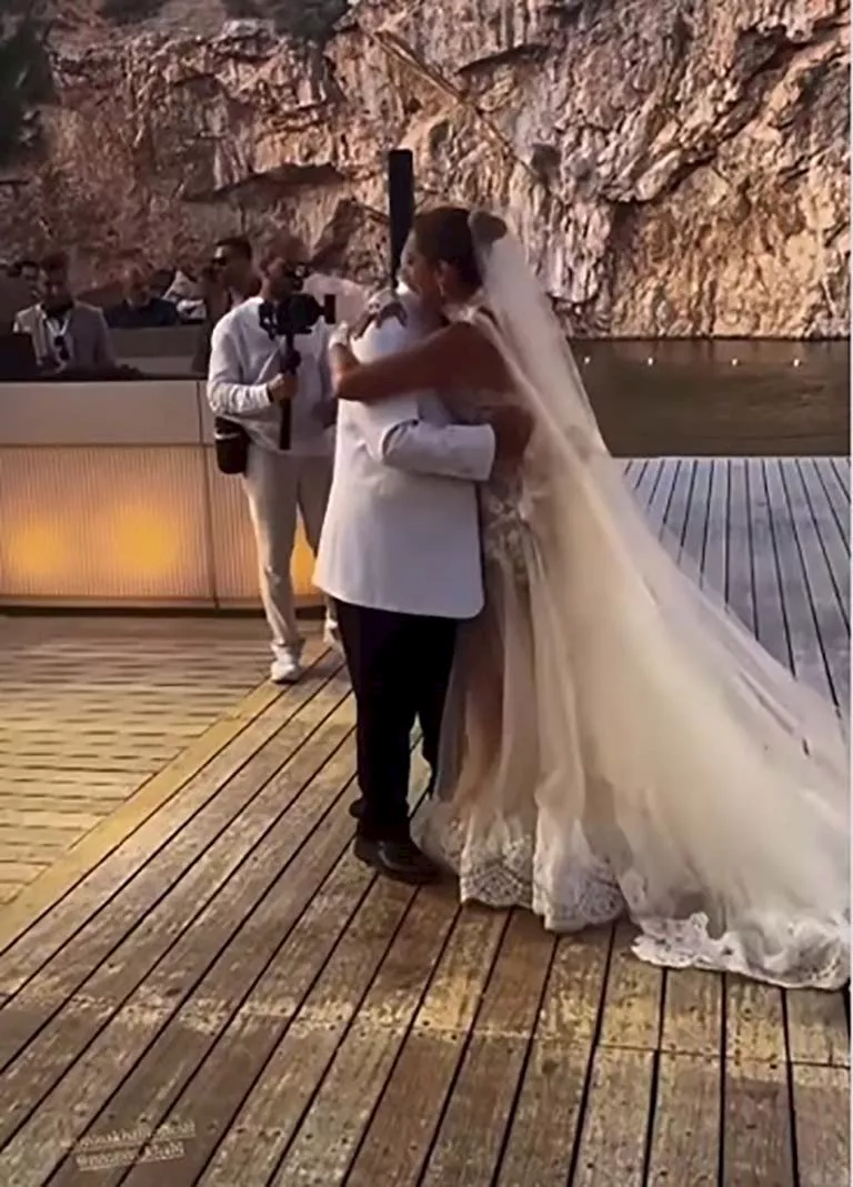 أمينة خليل ترقص مع والدها في حفل زفافها باليونان_5