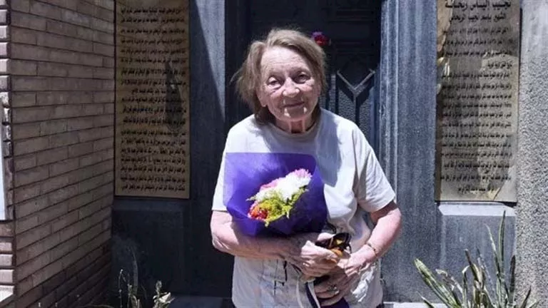 ابنة نجيب الريحاني تضع الورود أمام قبر والدها_2