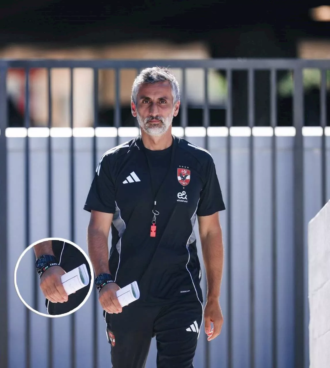 مدرب الأهلي يرتدي سوار بعلم فلسطين_Easy-Resize.com