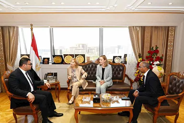 المهندس شريف الشربيني ونائبة رئيس بنك الاستثمار الأوروبي