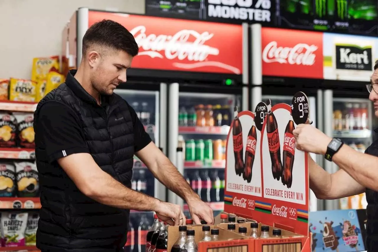 ماريو إيليتش لاعب أوكلاند سيتي يعمل بائع كوكاكولا