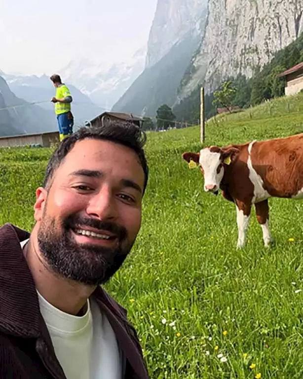 هنا الزاهد تمازح أحمد حاتم بسبب بقرة.. والفنان يعلق