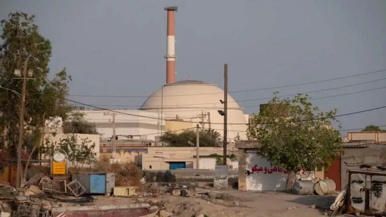 تصر إيران على أن برنامجها النووي سلمي بالكامل وأنها تقوم بتخصيب اليورانيوم لإنتاج الوقود لمحطات الطاقة مثل بوشهر