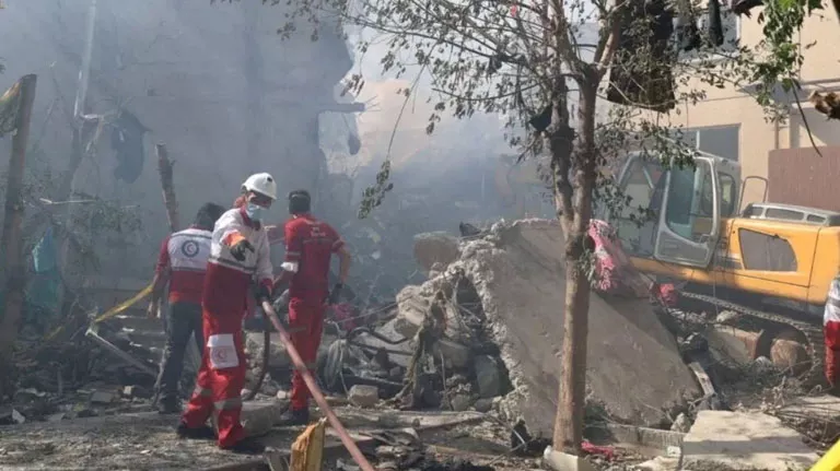 استهدفت بعض الضربات الإسرائيلية المبكرة على طهران علماء نوويين وقادة عسكريين