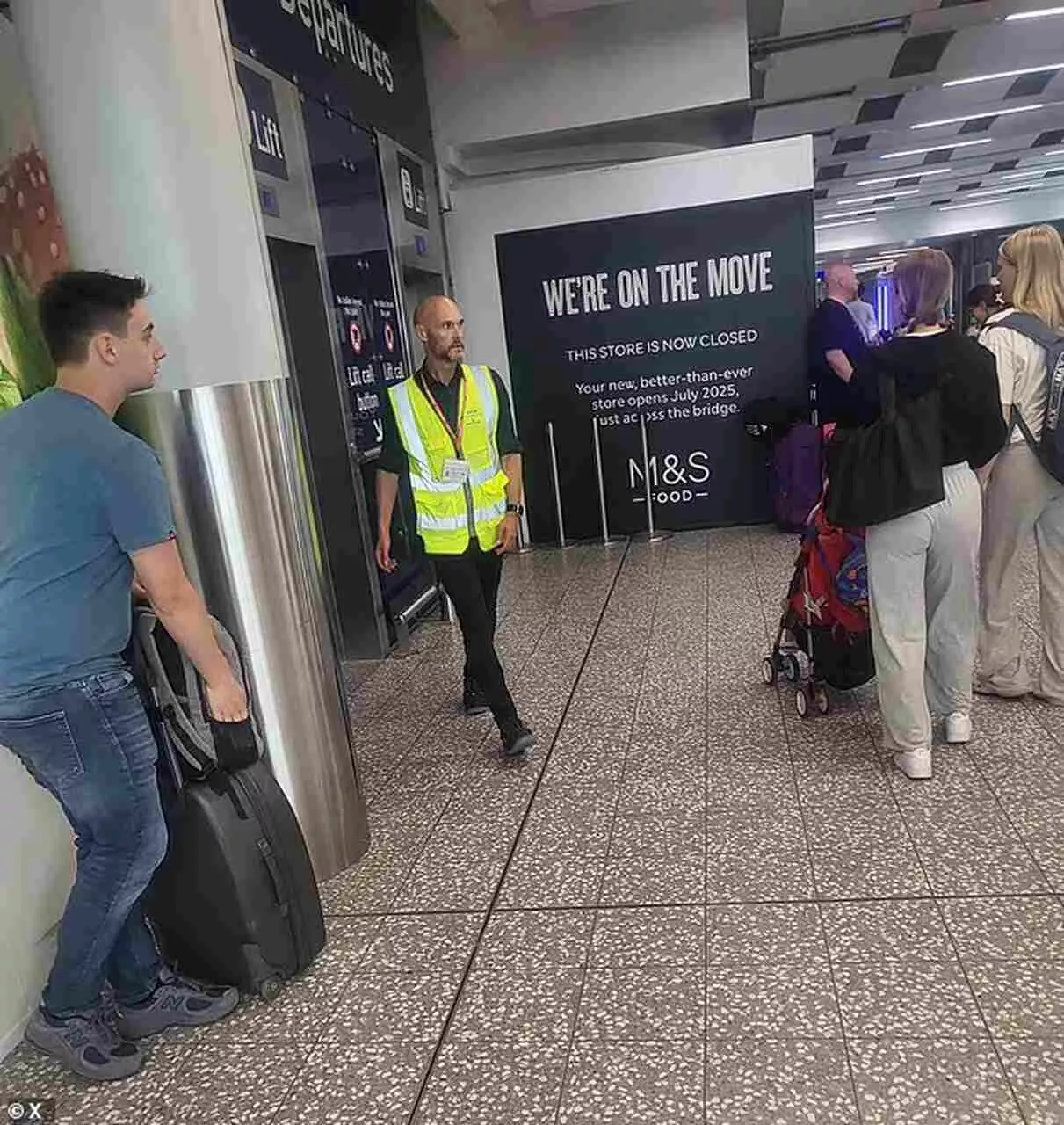 مدرب إنجليزي يتحول إلى موظف في مطار