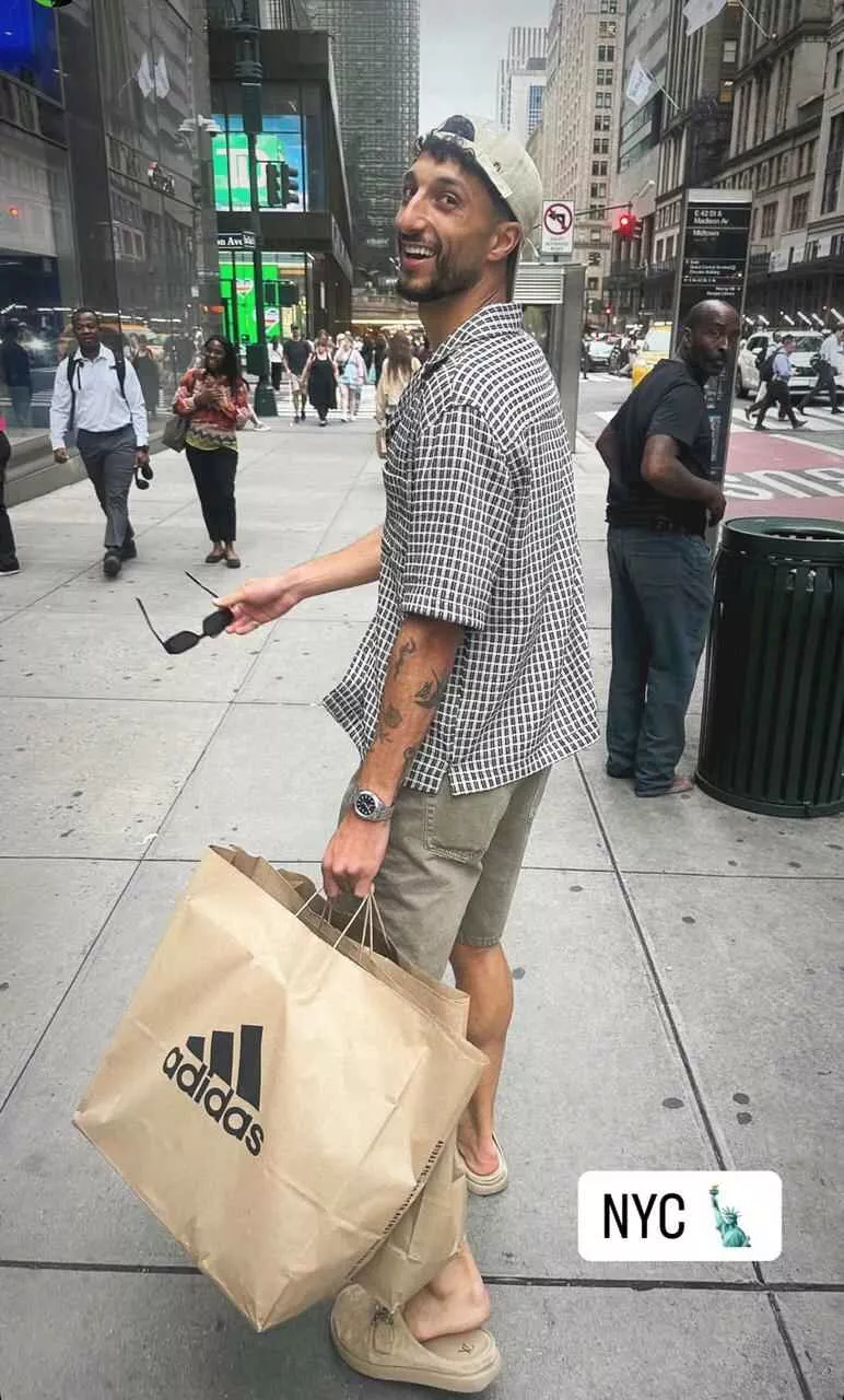 وسام أبو علي يقضي إجازته في أمريكا (2)