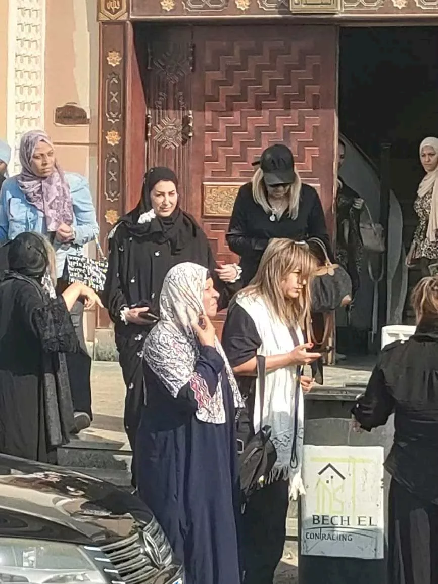 وفاء عامر بالحجاب في جنازة الراحلة سميحة أيوب