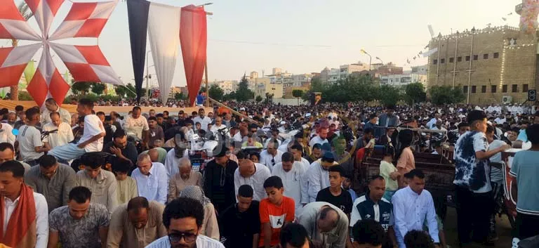 أهالي السويس يؤدون صلاة العيد  (2)