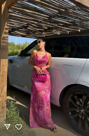 جلسة تصوير لـ بسمة بوسيل بجوار سيارة فارهة