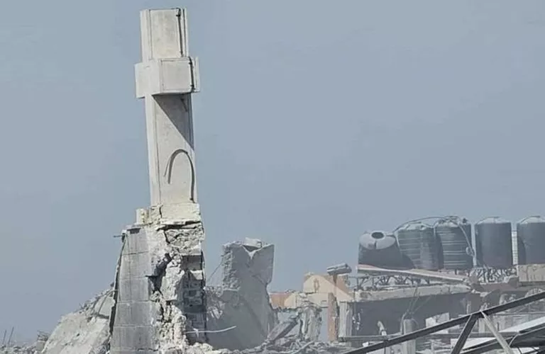 قصف كنيسة العائلة المقدسة في قطاع غزة