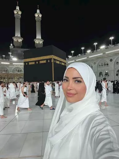 نسرين طافش تنشر صورًا من أمام الكعبة