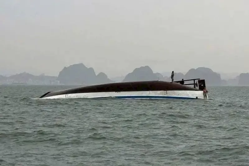 مصرع العشرات في غرق قارب سياحي بفيتنام