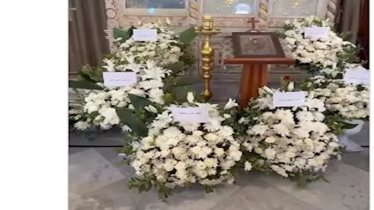 فيروز تضع باقة ورود لابنها داخل الكنيسة قبل صلاة جنازته_7