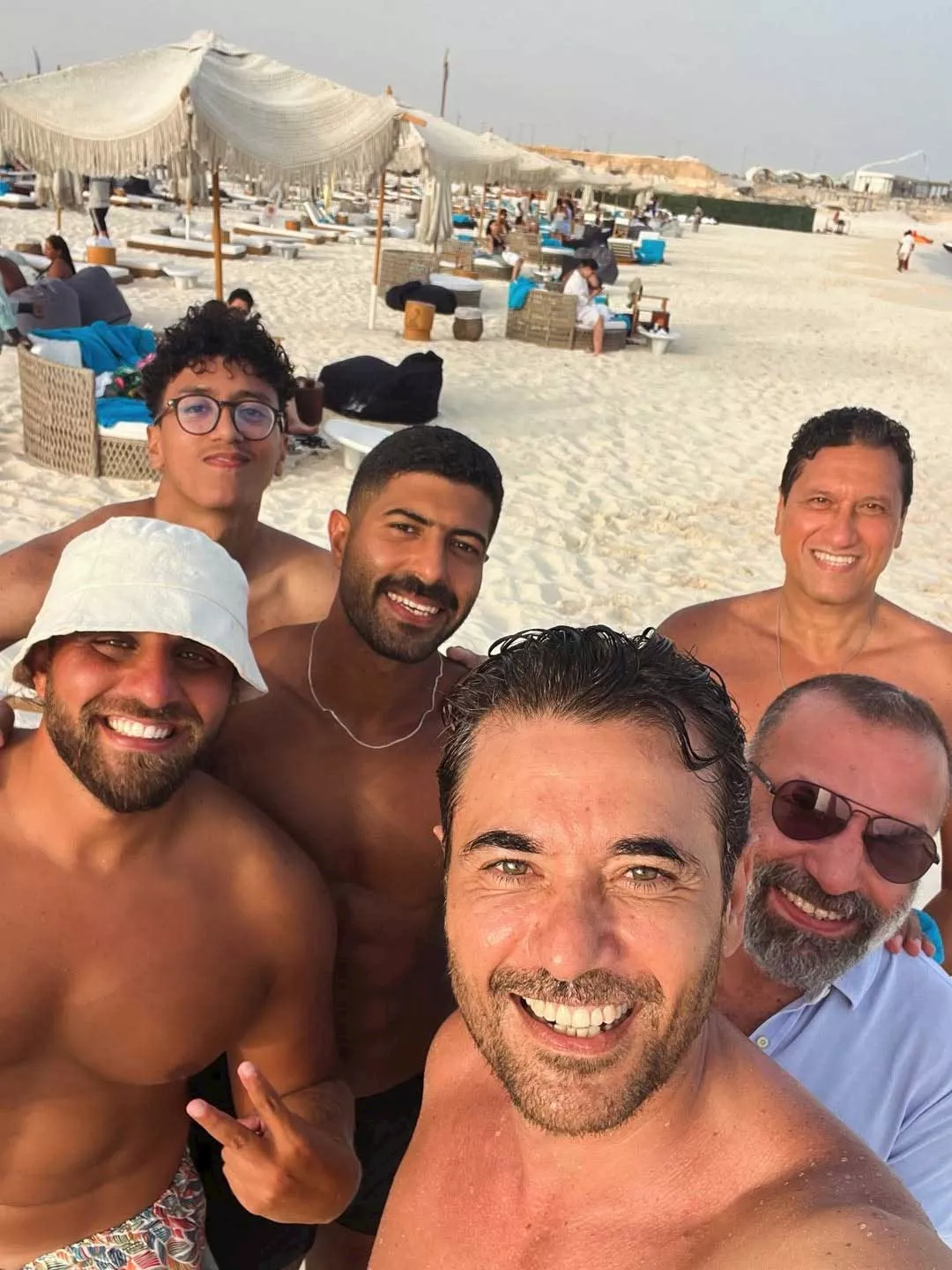 أحدث ظهور للنجم أحمد عز على البحر وسط الأصدقاء
