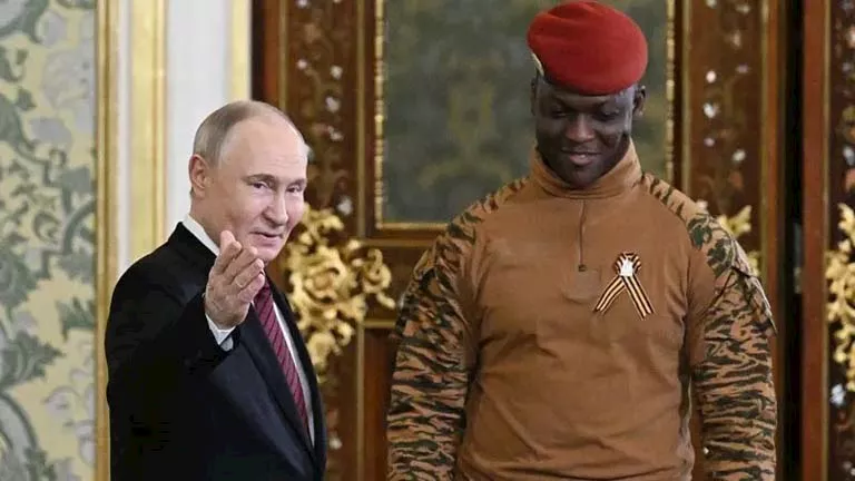 أقام الرئيس الروسي فلاديمير بوتين، علاقة قوية مع قائد المجلس العسكري الحاكم في بوركينا فاسو إبراهيم تراوري