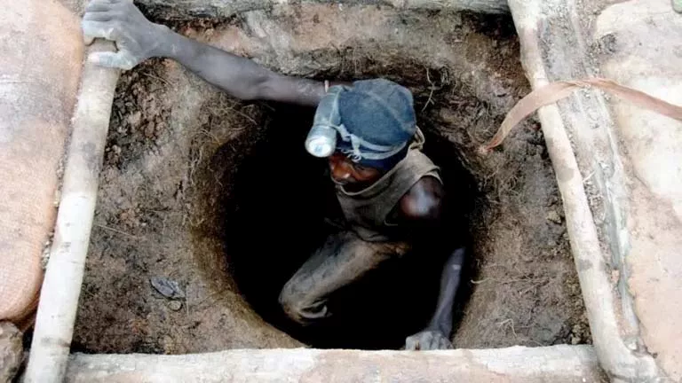 ندرة الوظائف تدفع العديد من الأشخاص للمخاطرة بالعمل في تعدين الذهب يشكل غير رسمي في دول الساحل