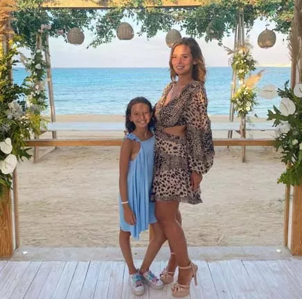 غمان العاصي مع ابنتها أمام البحر_3