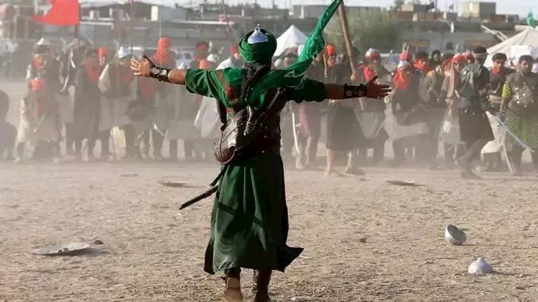 من بين الطقوس مسرحة الحدث إذ تقدم عروض في الهواء الطلق تروى خلالها أحداث واقعة كربلاء وتجسد شخوصها الرئيسية