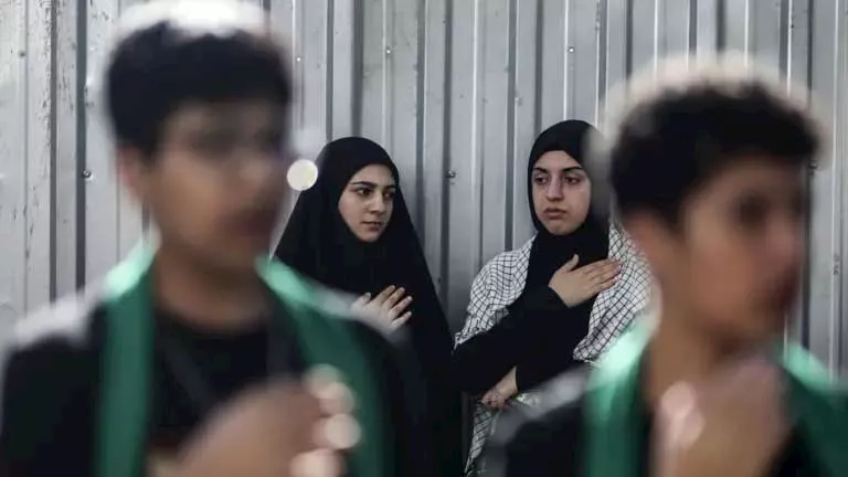 مسلمون شيعة خلال حضور مراسم إحياء ذكرى عاشوراء في إسطنبول