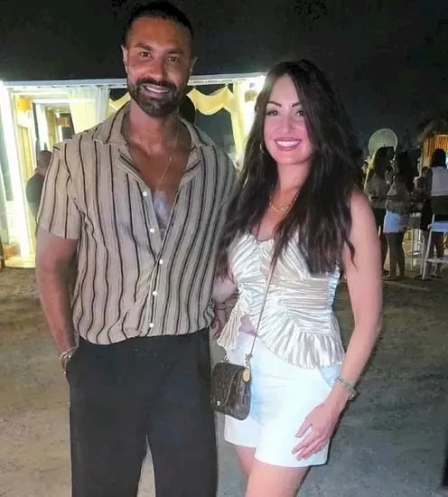 بالشورت.. نرمين الفقي مع كريم فهمي وزوجته في الساحل_1
