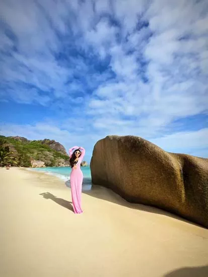 بالصور.. مي عمر بملابس صيفية جريئة تخطف الأنظار على شاطئ البحر_2