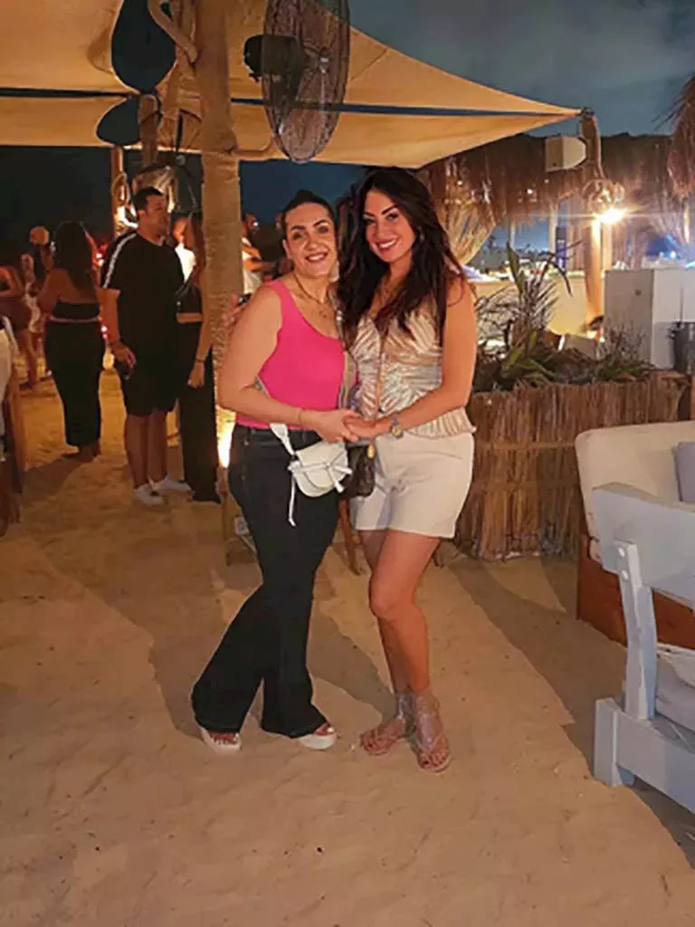 نرمين الفقي تظهر بالـشورت بصحبة صديقاتها والجمهور يغازلها 1