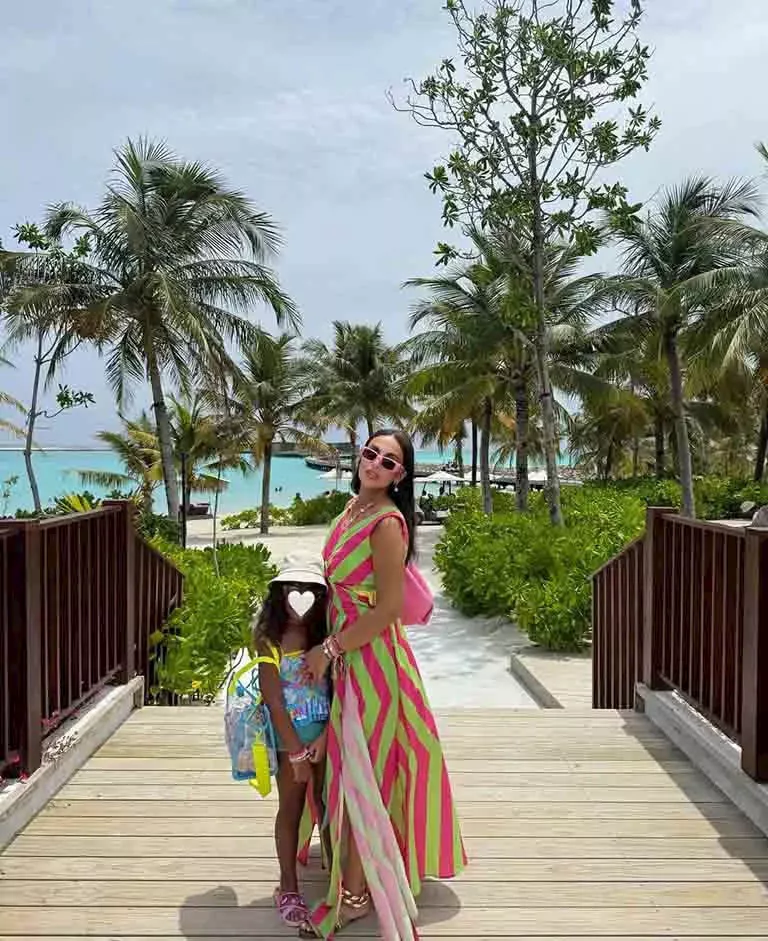 إسراء عبدالفتاح تستمتع بإجازة الصيف مع ابنتها بالمالديف 1