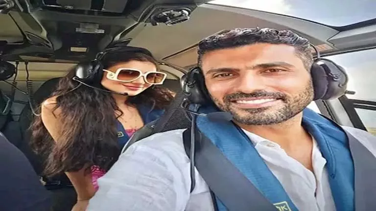 مي عمر مع زوجها محمد سامي داخل طائرة هليكوبتر _10