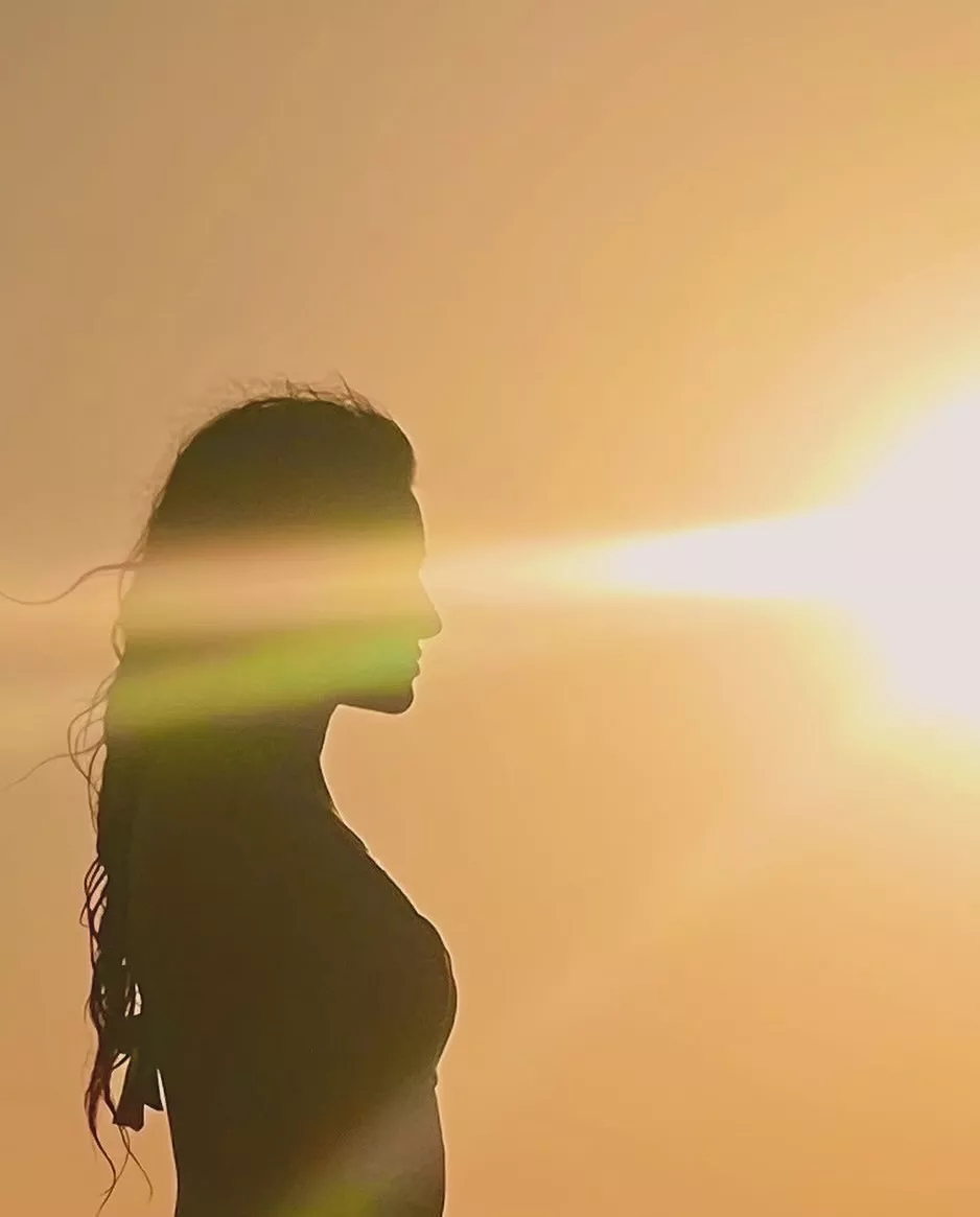 جيهان الشماشرجي تستمتع بإجازة الصيف وتسبح داخل البحر