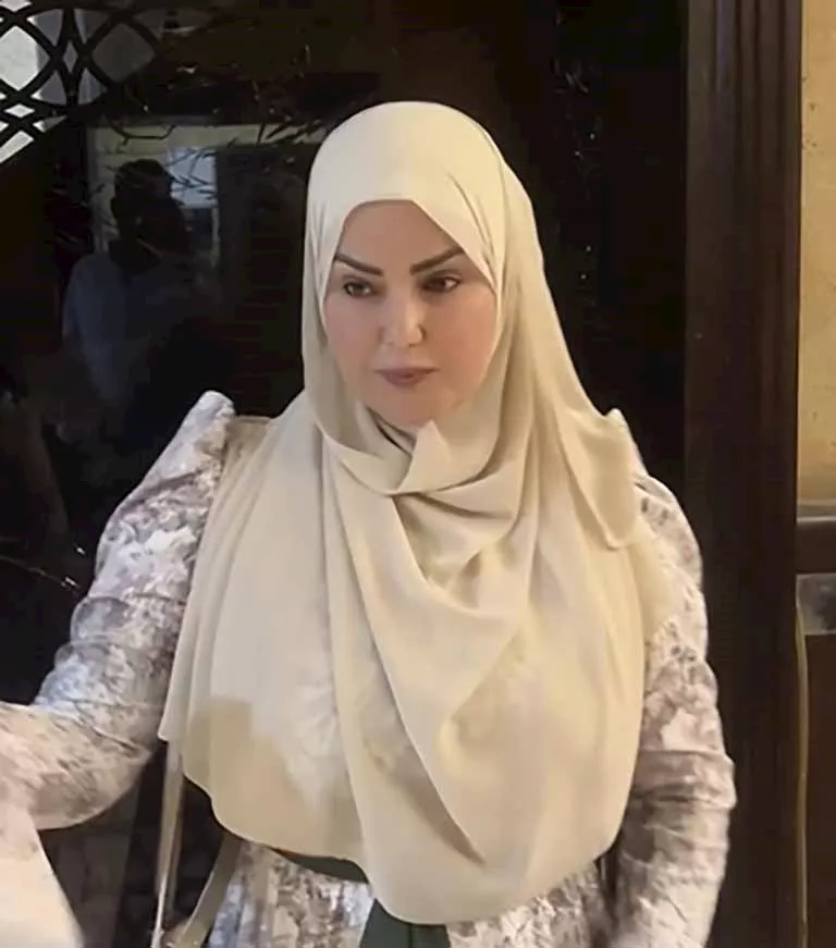 سما المصري تظهر بالحجاب أثناء الإدلاء بصوتها في انتخابات الشيوخ