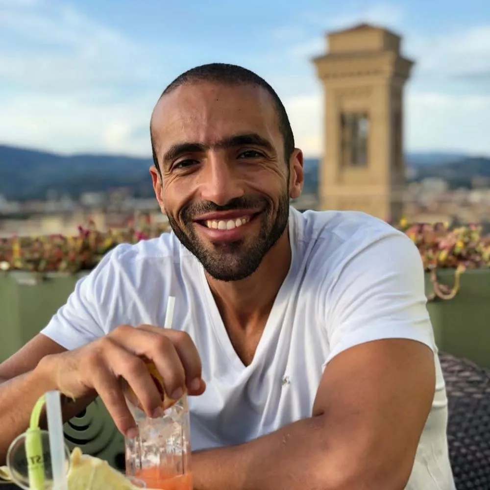 تشييع جثمان الفنان عمرو ستين إلى مثواه الأخير من مسجد الشرطة