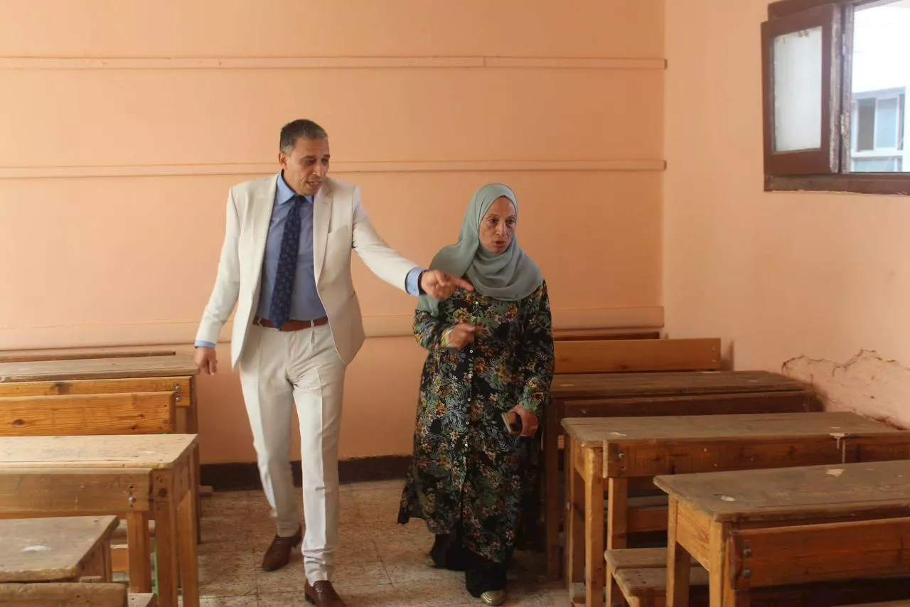 مدير تعليم الجيزة يوجه بالصيانة وسد العجز بالمدارس قبل انطلاق الدراسة (2)