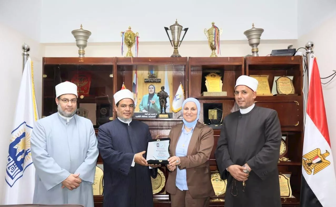 وفد من الأزهر يهنئ مدير تعليم القاهرة بمنصبها الجديد