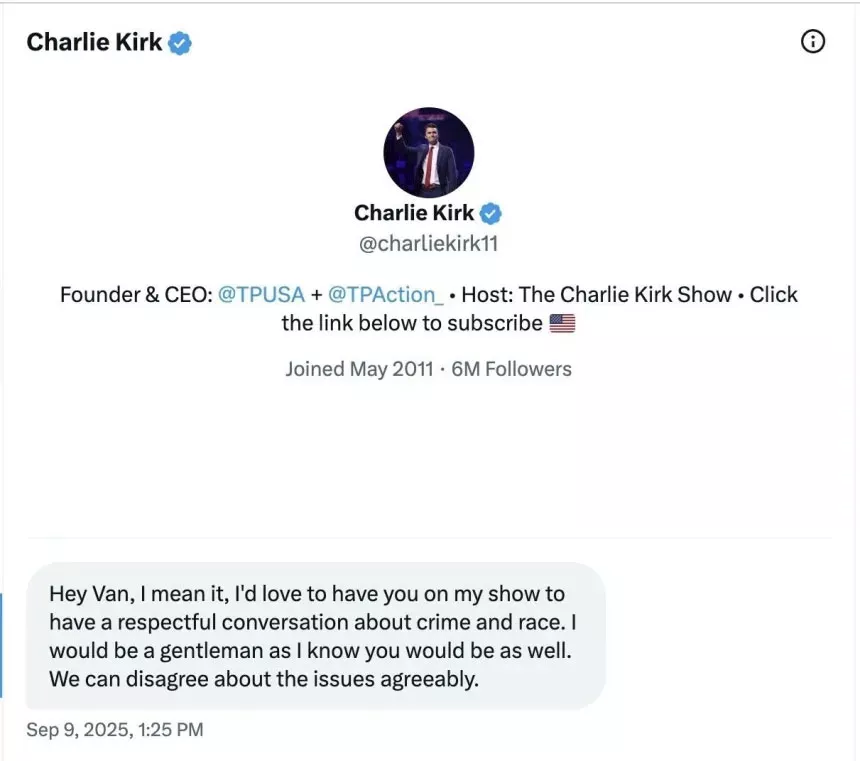 تشارلي كيرك يبعث رسالة خاصة لصحفي