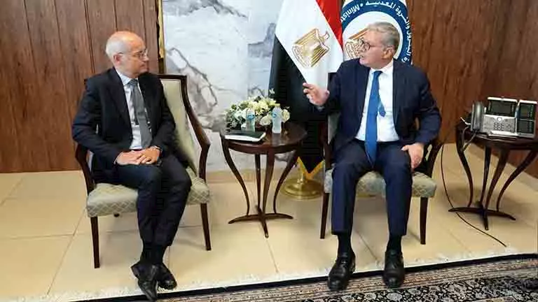 وزير البترول يبحث مع توتال إنرجيز فرص الإستثمار في شرق المتوسط (2)