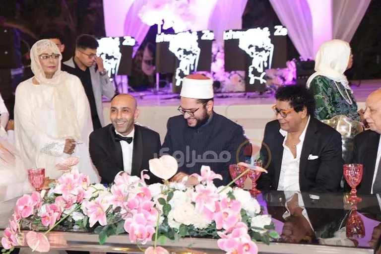 محمد منير يشهد على عقد قران ابنة شقيقته_5