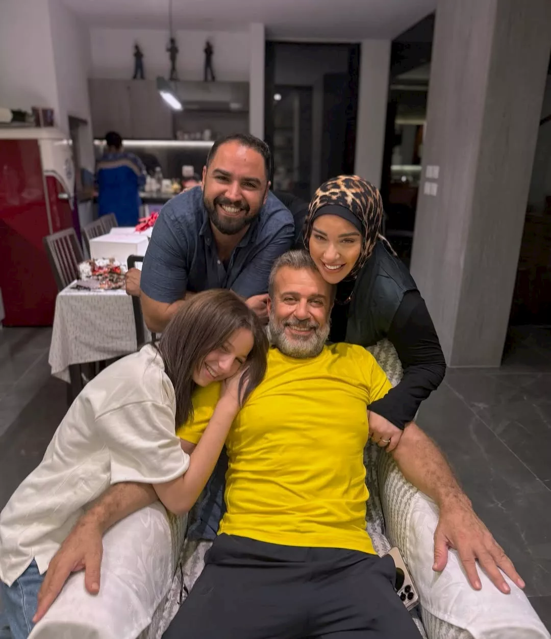 أسما شريف منير مع والدها وزوجها وعائلتها من أحدث ظهور_2