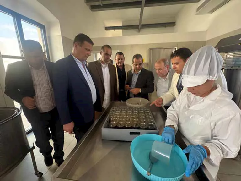 وزيرا الزراعة والشؤون النيابية يتفقدان أحد النماذج التعاونية المنتجة بجنوب إيطاليا (2)