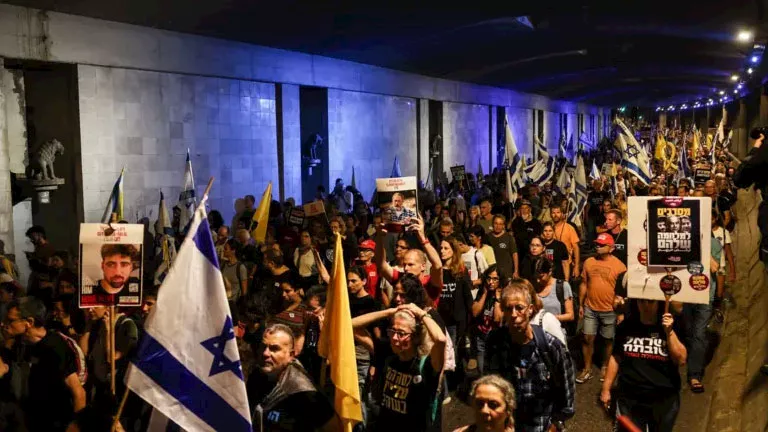 آلاف الإسرائيليين يتظاهرون مطالبين بالتوصل إلى اتفاق.