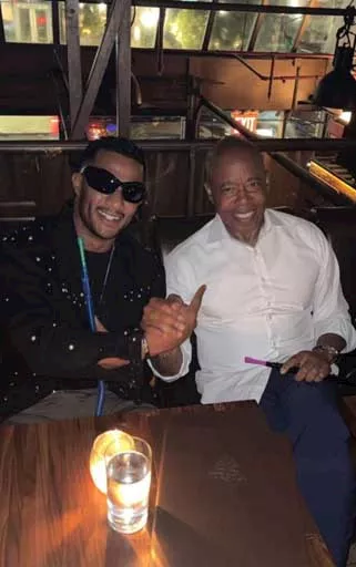 بيشربوا شيشة.. محمد رمضان يلتقي عمدة نيويورك في أمريكا_6