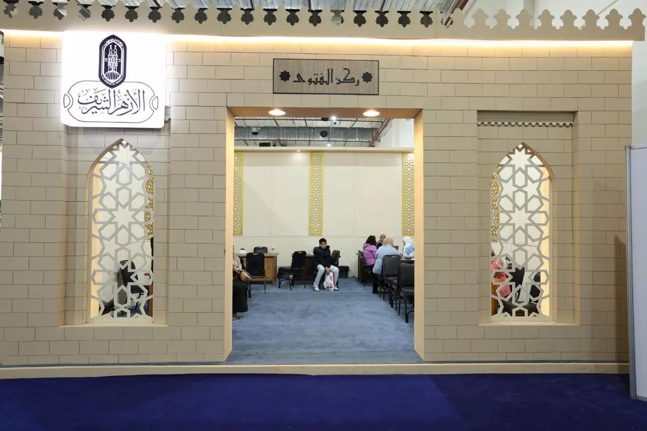 إقبال جماهيري على ركن الفتوى بمعرض الكتاب (1)