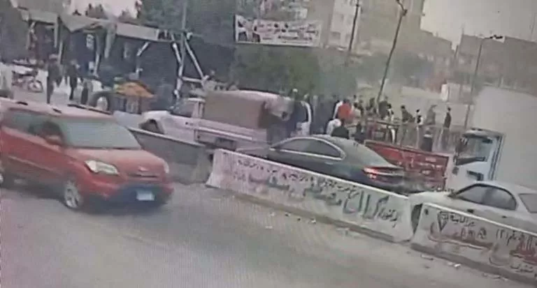 أشخاص يعتدون على مواطن