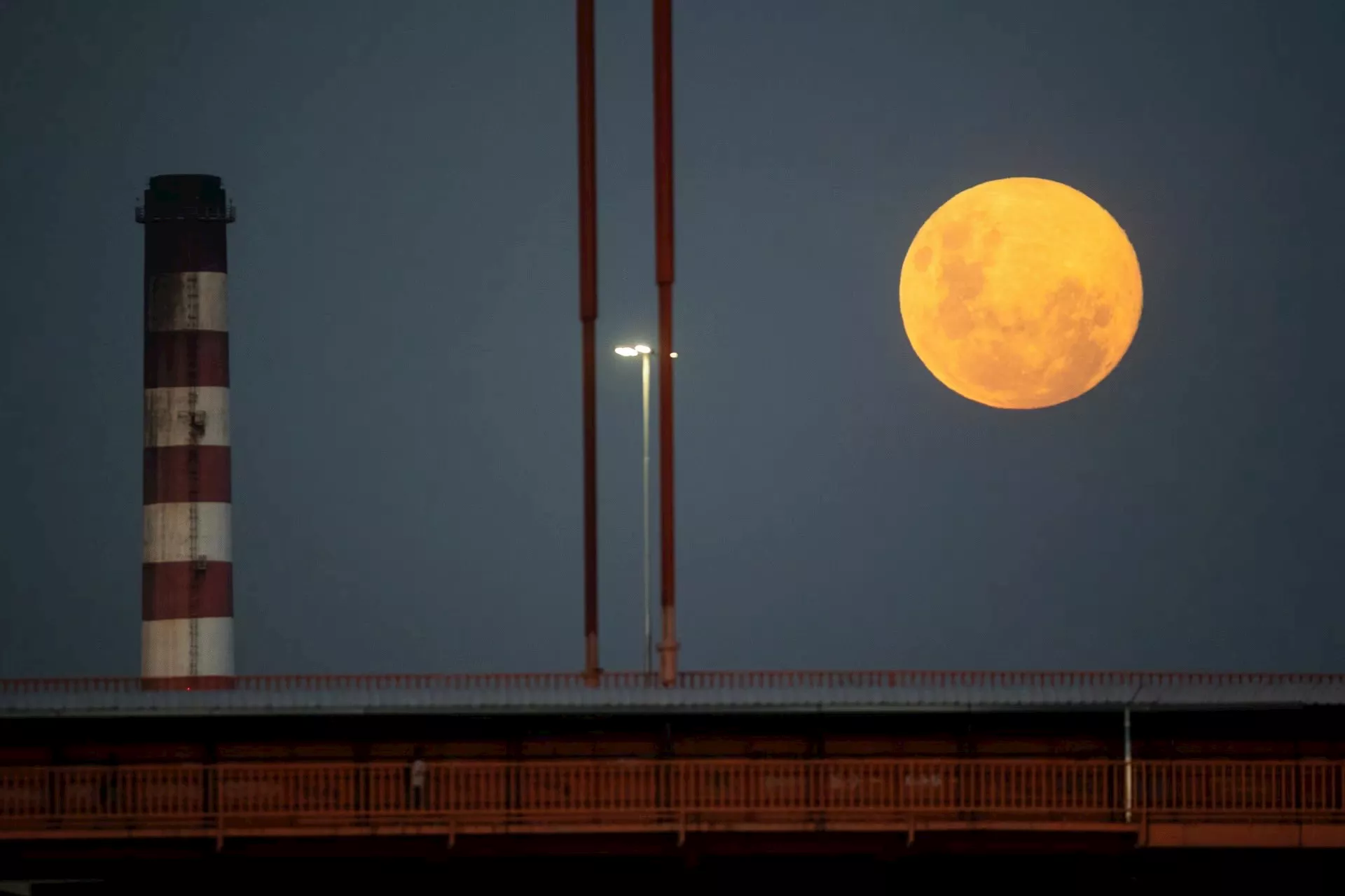 21 صورة مذهلة لقمر الذئب العملاق بعد ظهوره ليلا في سماء العالم