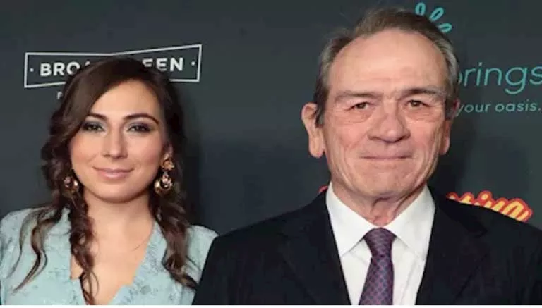 بعد وفاة ابنته.. تومي لي جونز وأسرته يصدرون بيانا صحفيا وهذا ما طلبوه