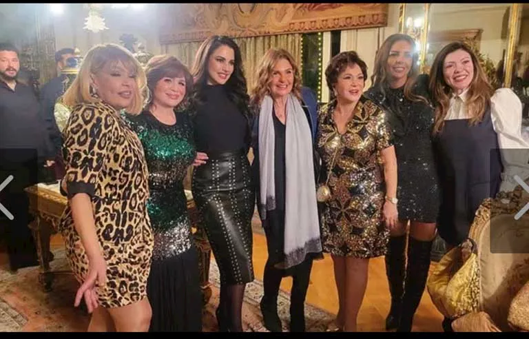 الهام شاهين تحتفل بعيد ميلادها