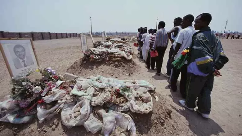 وفاة بعثة كاملة وقمصان بلا أكمام.. أغرب 6 مشاهد في تاريخ كأس الأمم الأفريقية قبل مشجع الكونغو