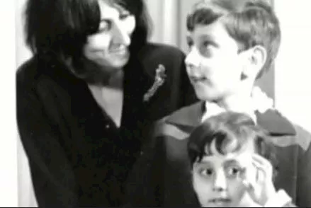 فيروز في صورة مع أبنائها