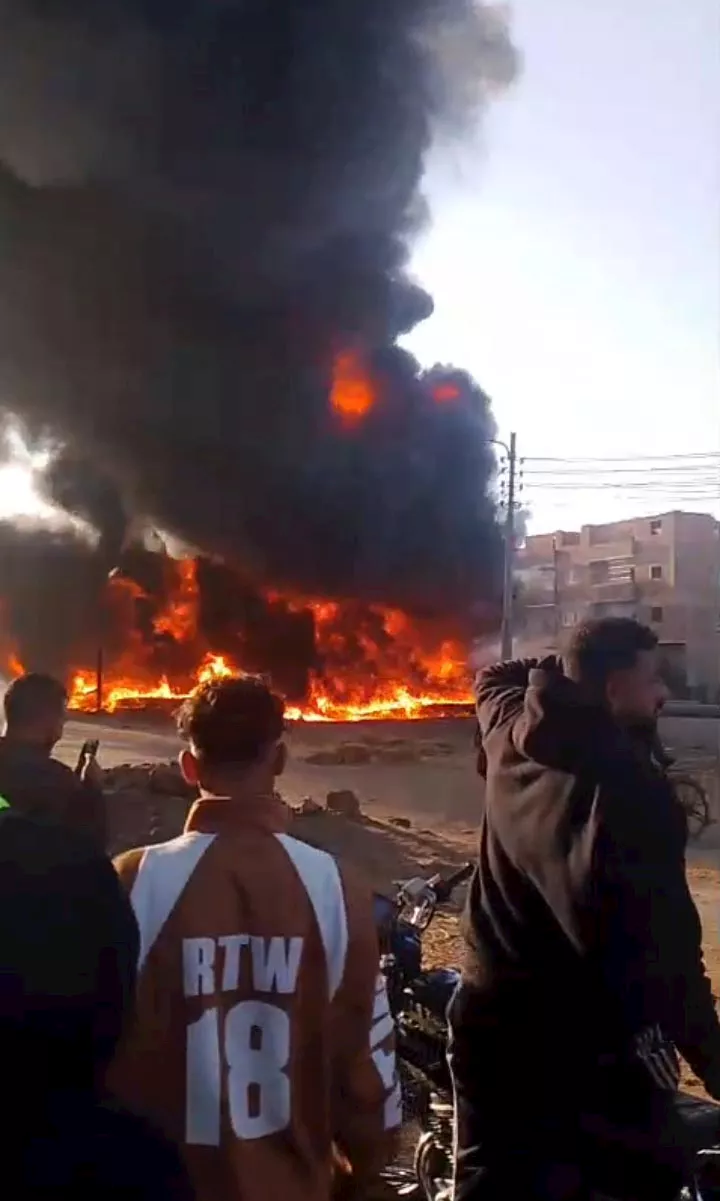 تجمع الأهالي بالقرب من الحريق