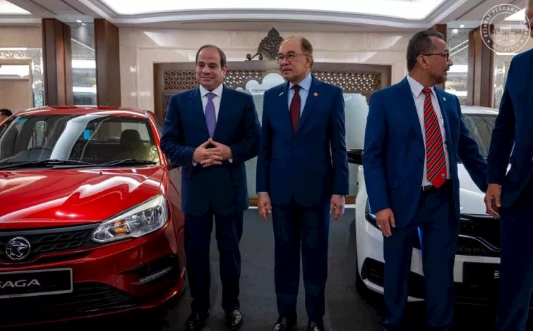 السيسي يتفقد سيارات بروتون في ماليزيا.