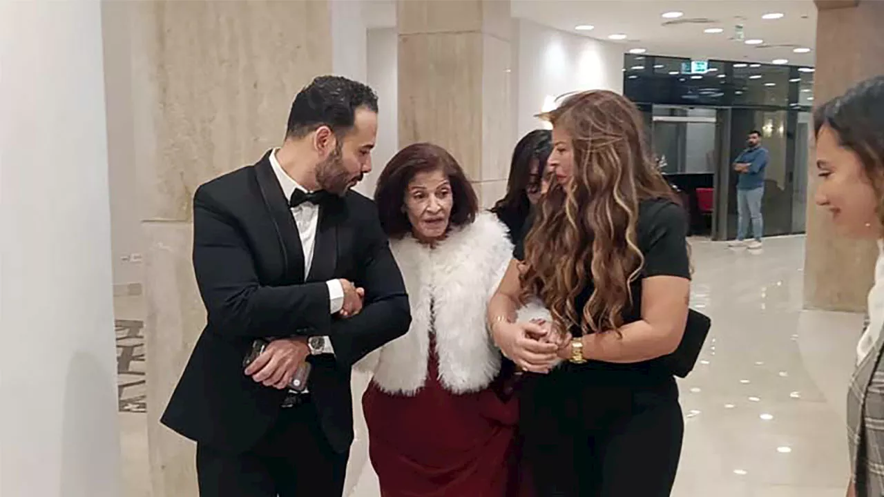 عائشة الكيلاني تصل حفل مهرجان نقابة المهن التمثيلية (1)